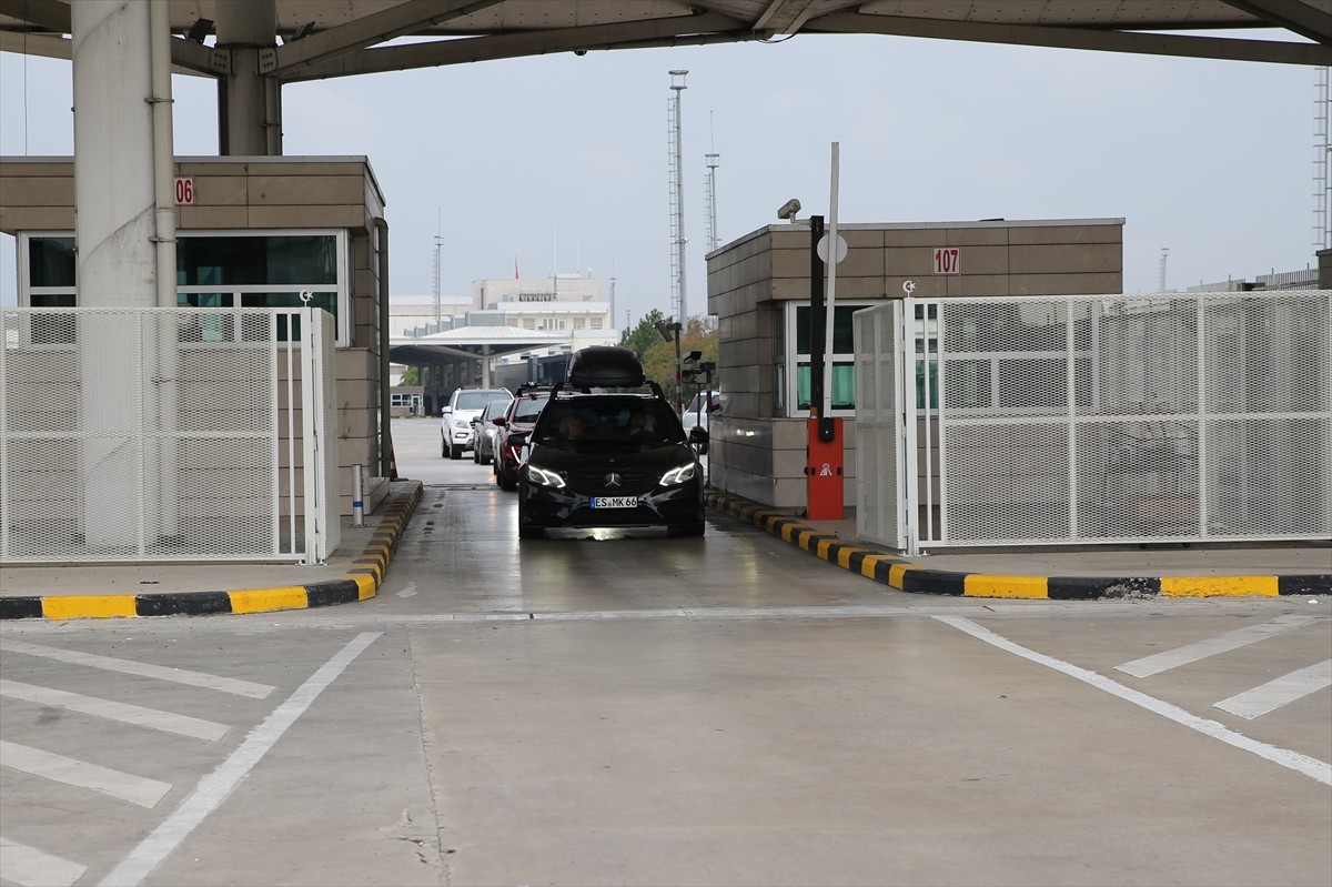 Yıllık izinlerini memleketlerinde geçirmek için yola çıkan gurbetçilerin yurda gelişleri sürüyor....