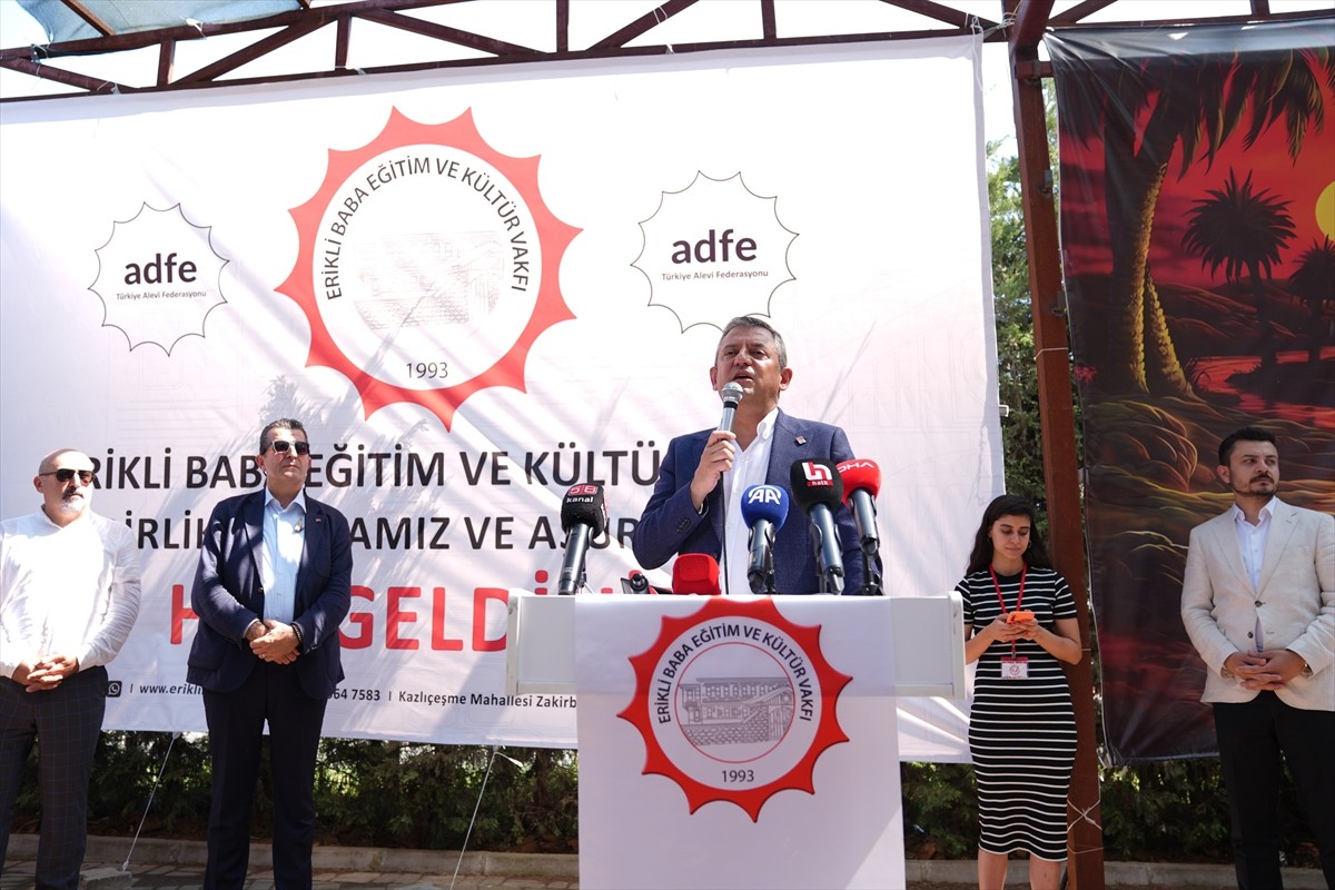 Zeytinburnu'nda, Erikli Baba Cemevi'ni ziyaret eden Cumhuriyet Halk Partisi (CHP) Genel Başkanı...