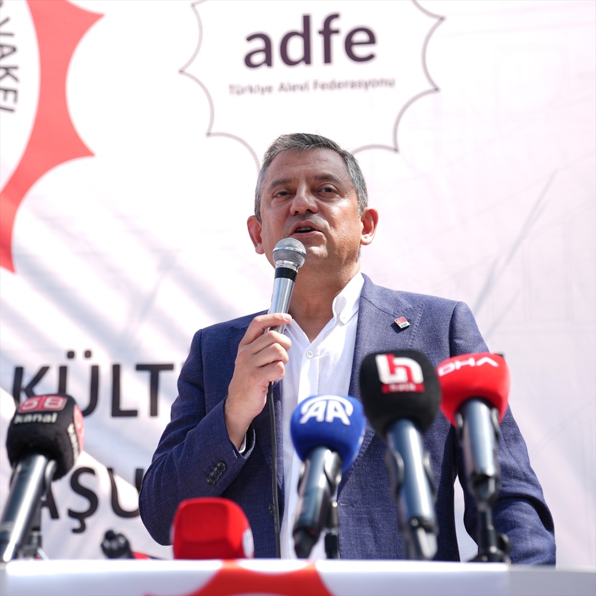 Zeytinburnu'nda, Erikli Baba Cemevi'ni ziyaret eden Cumhuriyet Halk Partisi (CHP) Genel Başkanı...