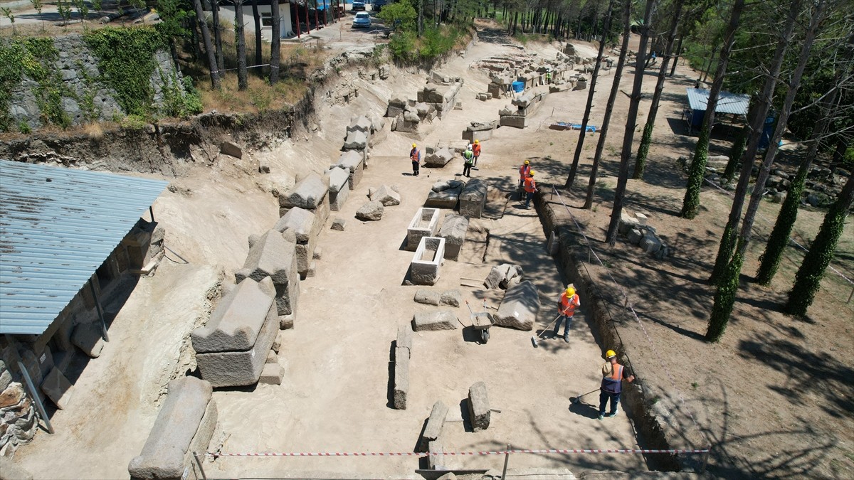 Zonguldak'taki Tios Antik Kenti'nde yer alan Roma dönemine ait nekropol (mezarlık) alanı...