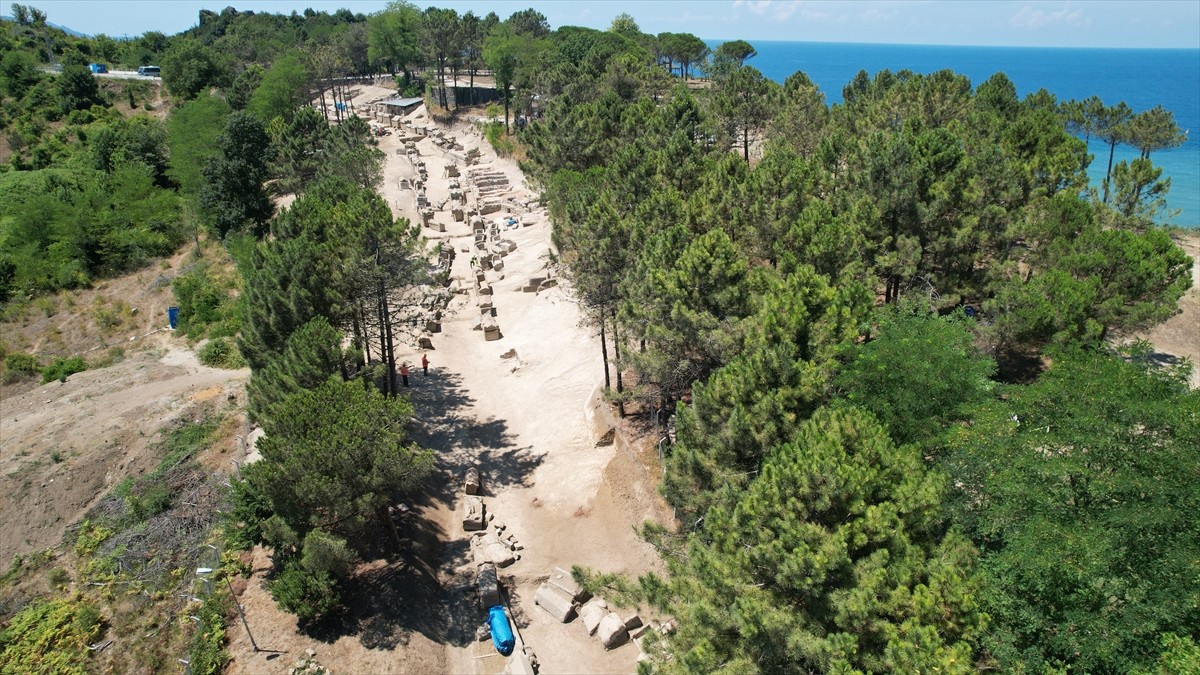 Zonguldak'taki Tios Antik Kenti'nde yer alan Roma dönemine ait nekropol (mezarlık) alanı...