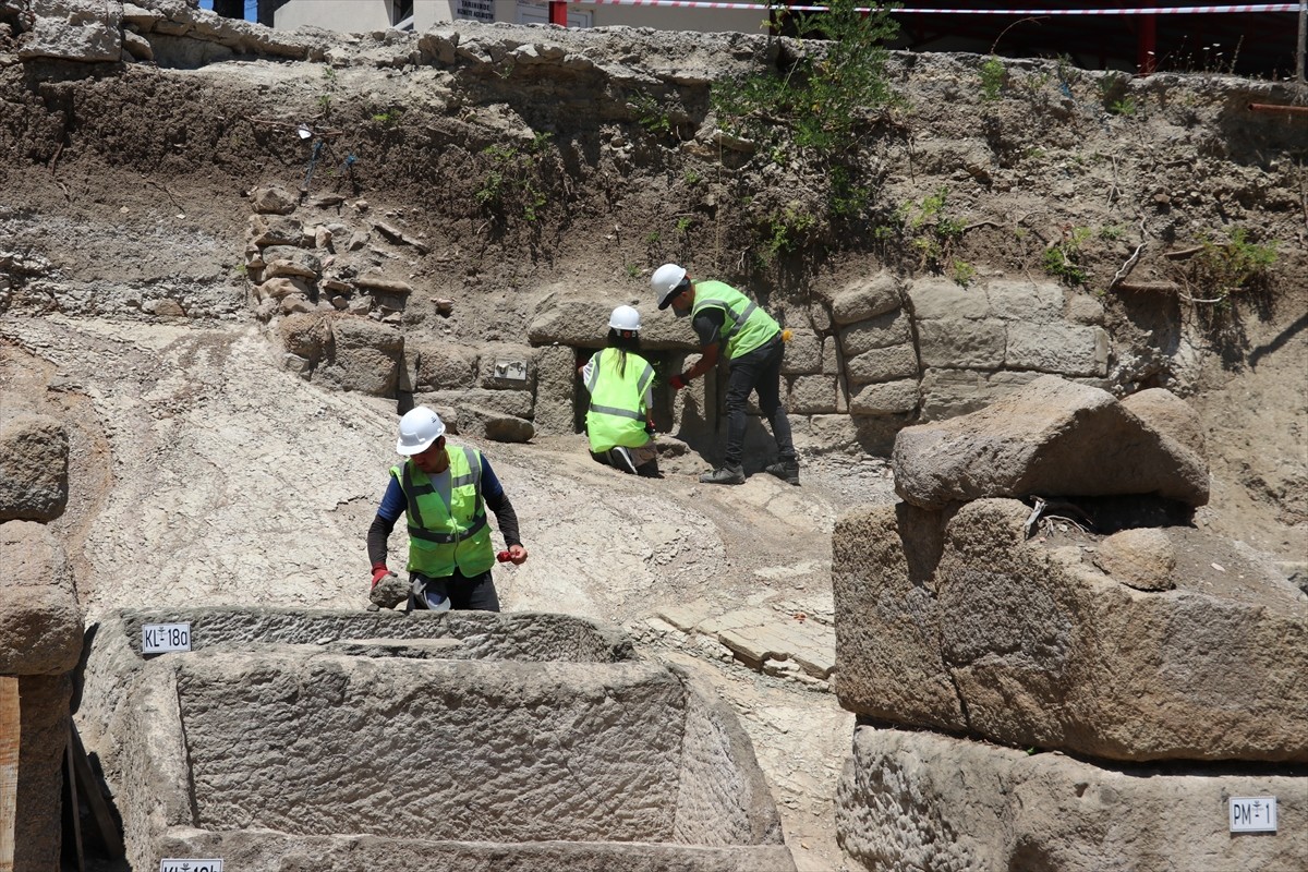 Zonguldak'taki Tios Antik Kenti'nde yer alan Roma dönemine ait nekropol (mezarlık) alanı...