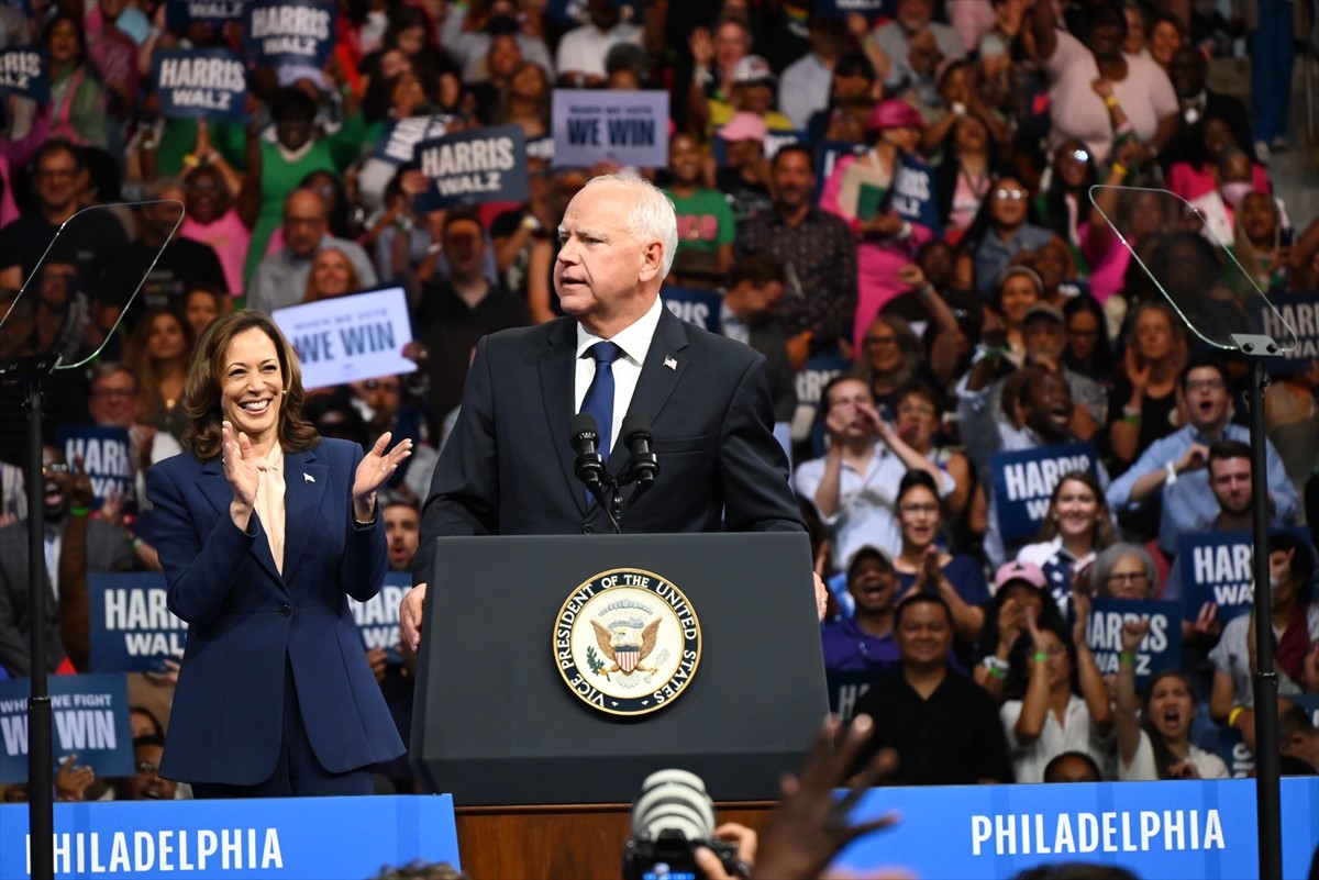 ABD'de Demokratların başkan adayı Kamala Harris (solda), başkan yardımcılığı adaylığı için...