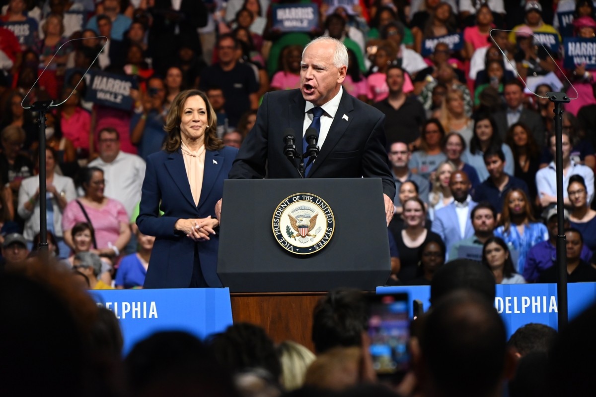 ABD'de Demokratların başkan adayı Kamala Harris (solda), başkan yardımcılığı adaylığı için...