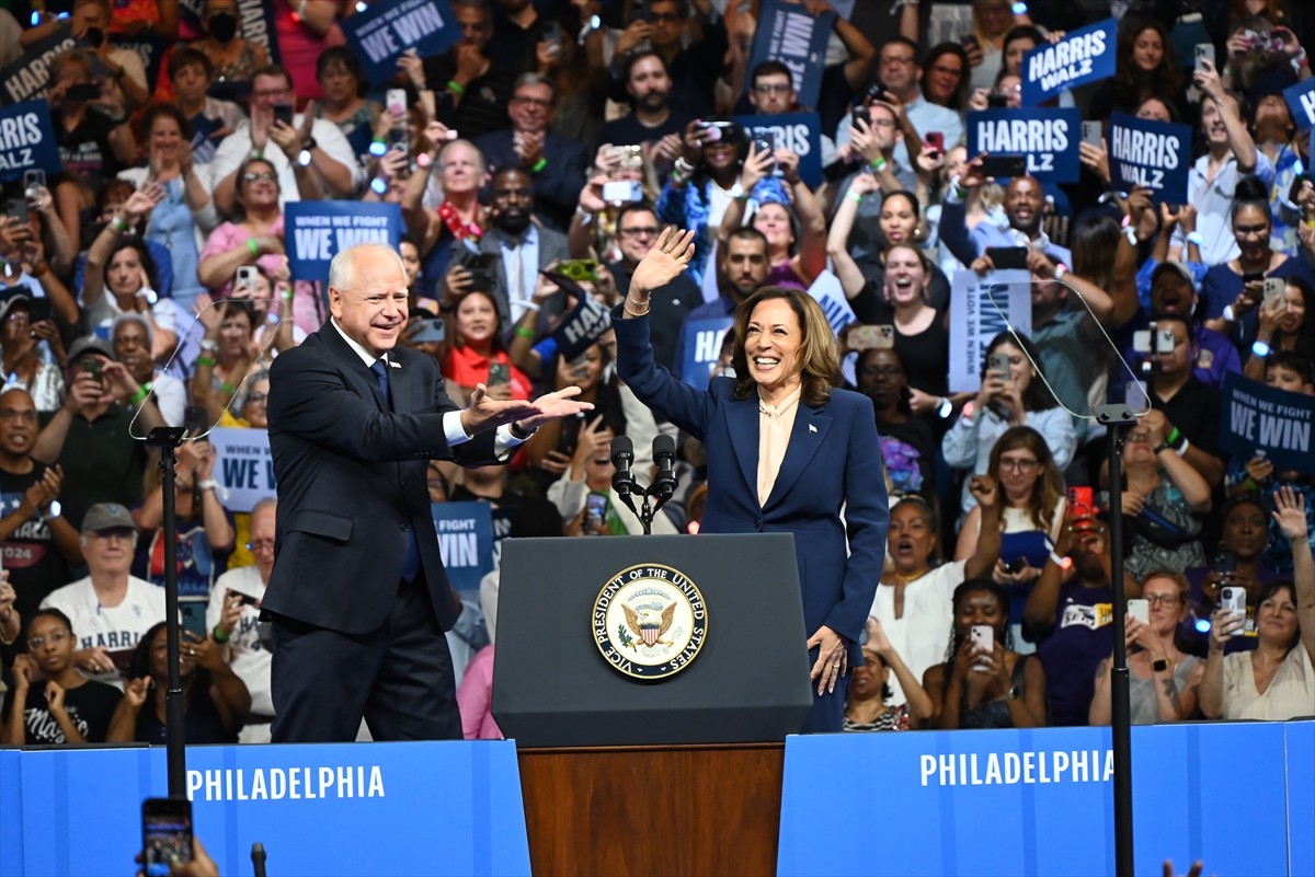 ABD'de Demokratların başkan adayı Kamala Harris (solda), başkan yardımcılığı adaylığı için...