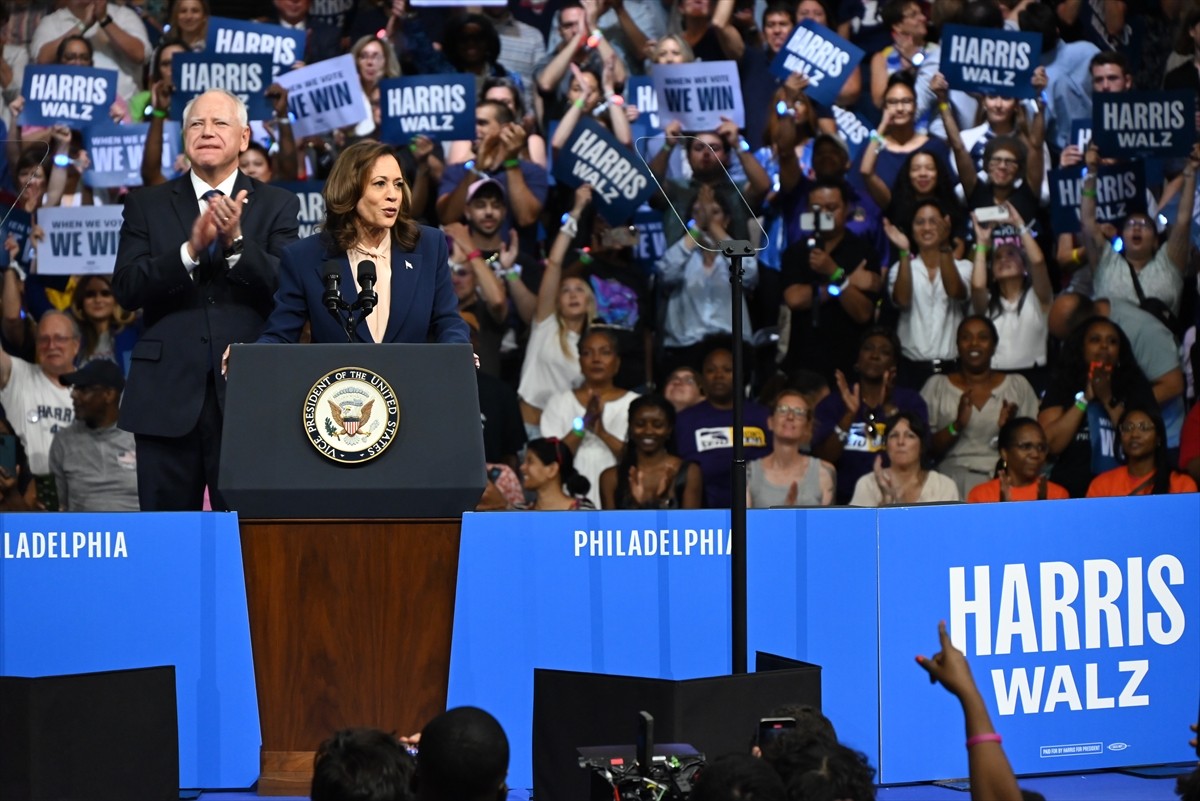 ABD'de Demokratların başkan adayı Kamala Harris (solda), başkan yardımcılığı adaylığı için...