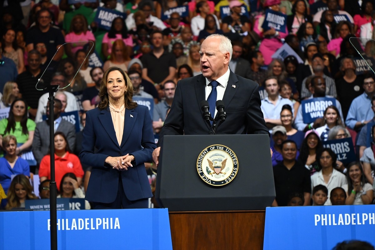 ABD'de Demokratların başkan adayı Kamala Harris (solda), başkan yardımcılığı adaylığı için...