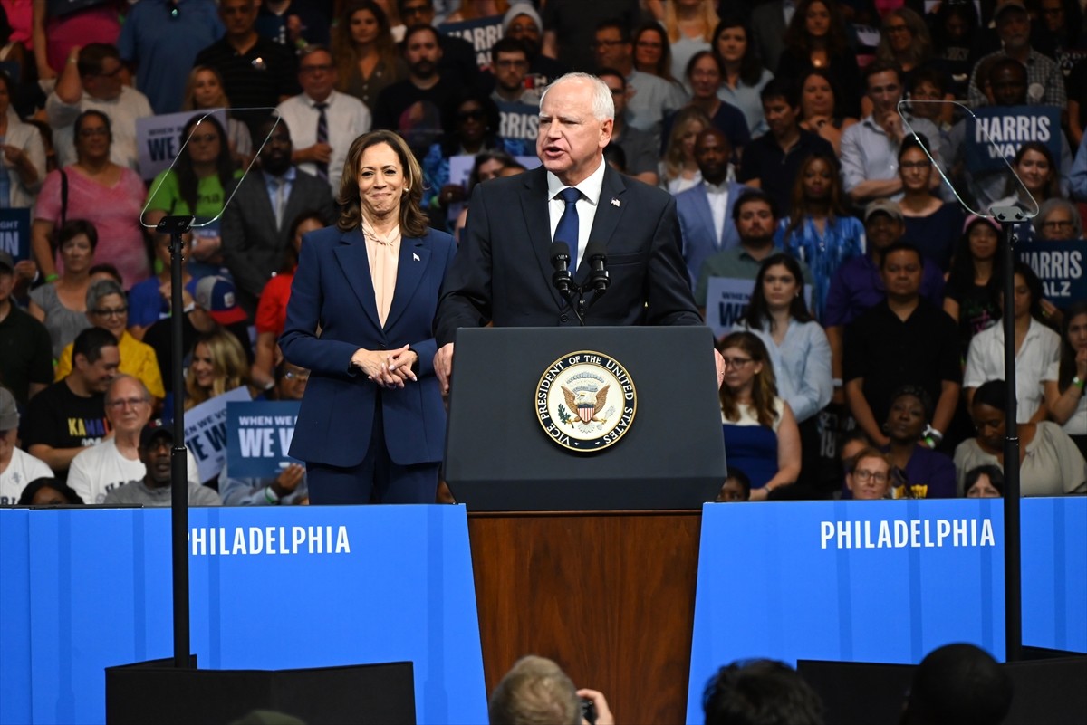 ABD'de Demokratların başkan adayı Kamala Harris (solda), başkan yardımcılığı adaylığı için...