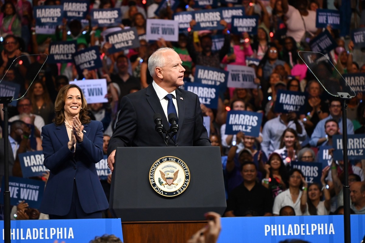 ABD'de Demokratların başkan adayı Kamala Harris (solda), başkan yardımcılığı adaylığı için...