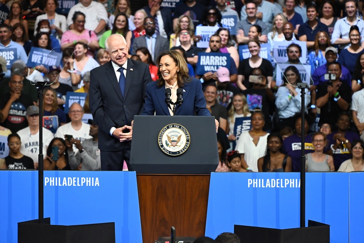 ABD'de Demokratların başkan adayı Kamala Harris (solda), başkan yardımcılığı adaylığı için...