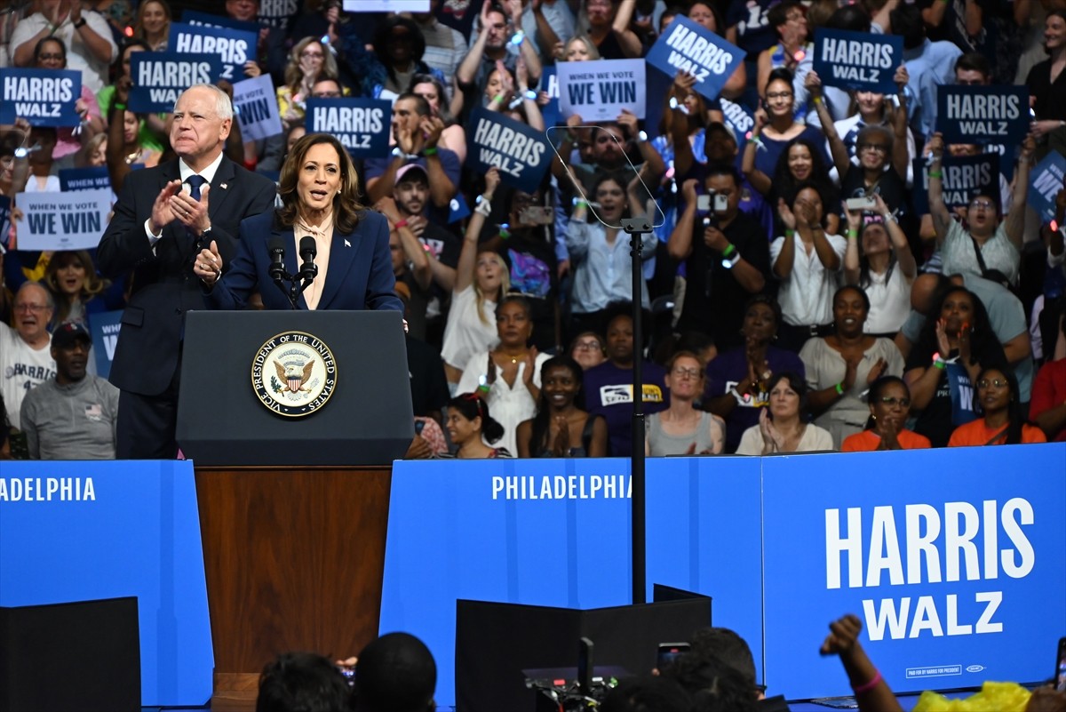 ABD'de Demokratların başkan adayı Kamala Harris (solda), başkan yardımcılığı adaylığı için...