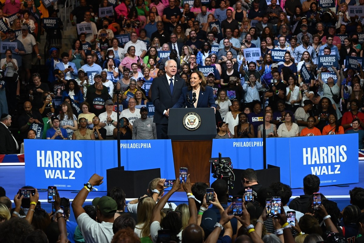 ABD'de Demokratların başkan adayı Kamala Harris (solda), başkan yardımcılığı adaylığı için...