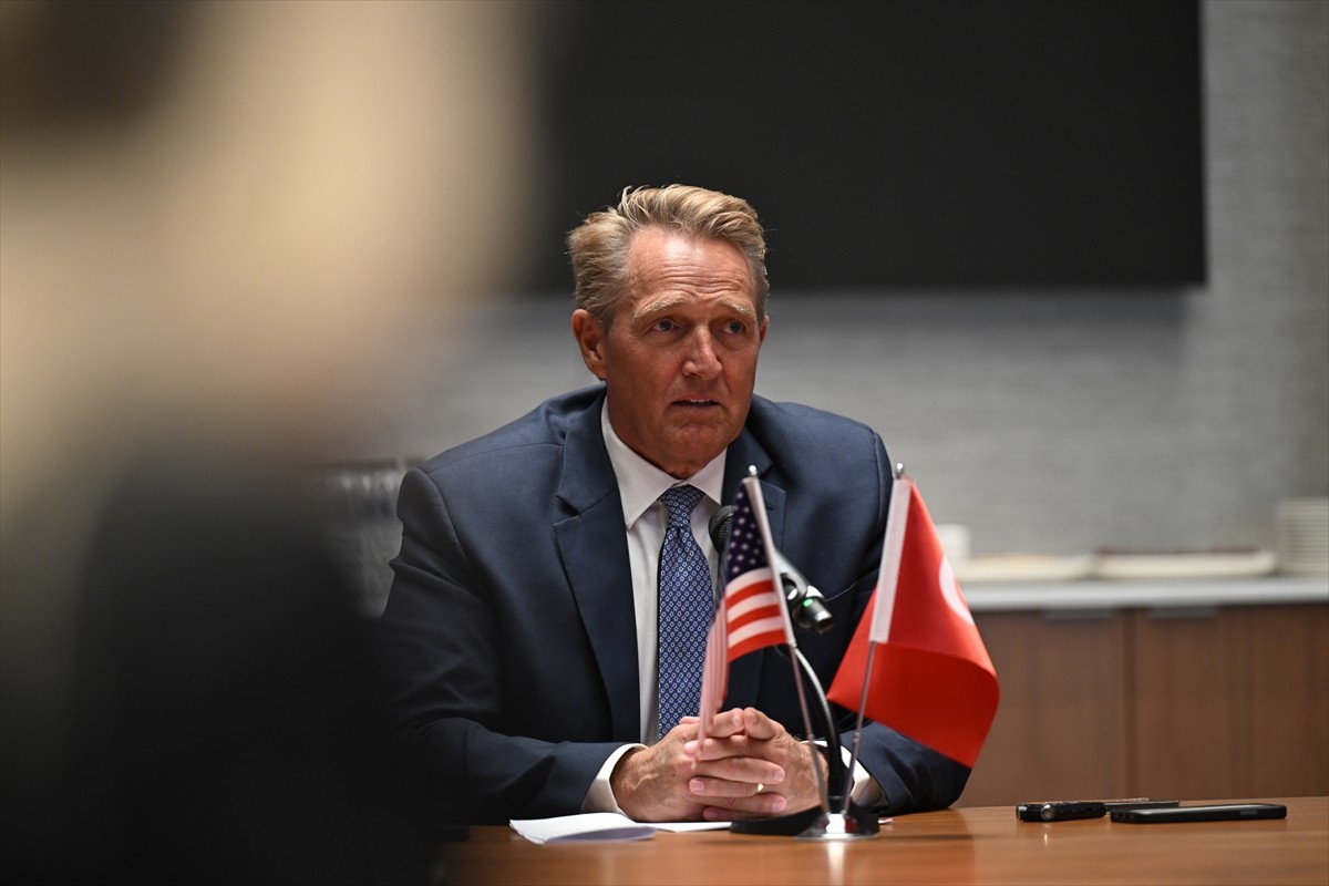 ABD'nin Ankara Büyükelçisi Jeff Flake, Ankara'da ABD Büyükelçiliği'nde basın mensuplarıyla bir...