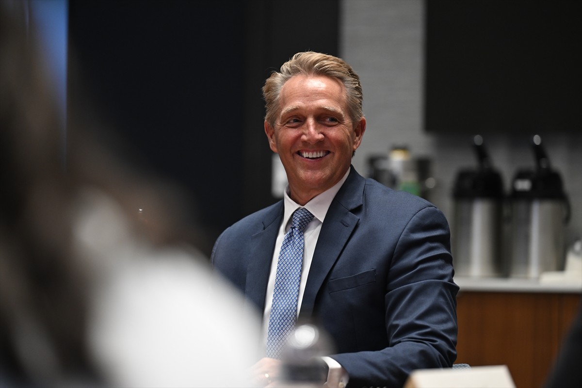 ABD'nin Ankara Büyükelçisi Jeff Flake, Ankara'da ABD Büyükelçiliği'nde basın mensuplarıyla bir...