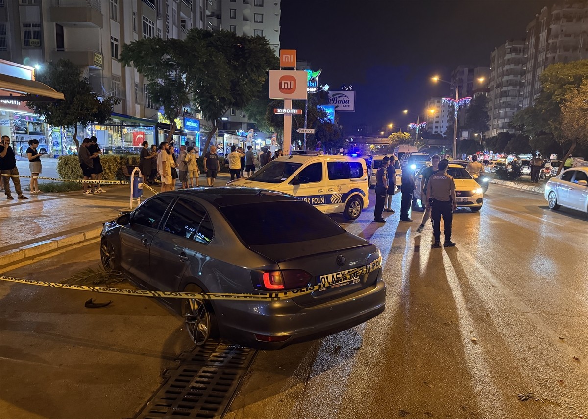 Adana'da refüjde beklediği sırada otomobilin çarptığı kişi, yaşamını yitirdi. Polis olay yerinde...
