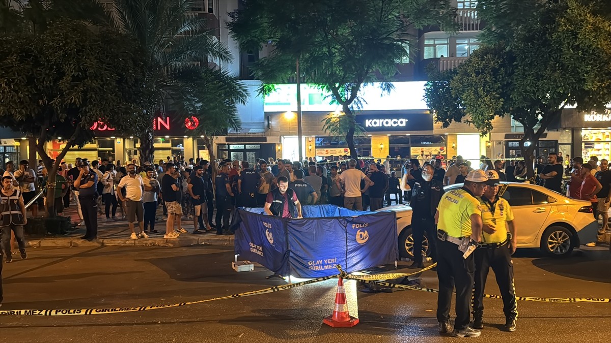 Adana'da refüjde beklediği sırada otomobilin çarptığı kişi, yaşamını yitirdi. Polis olay yerinde...
