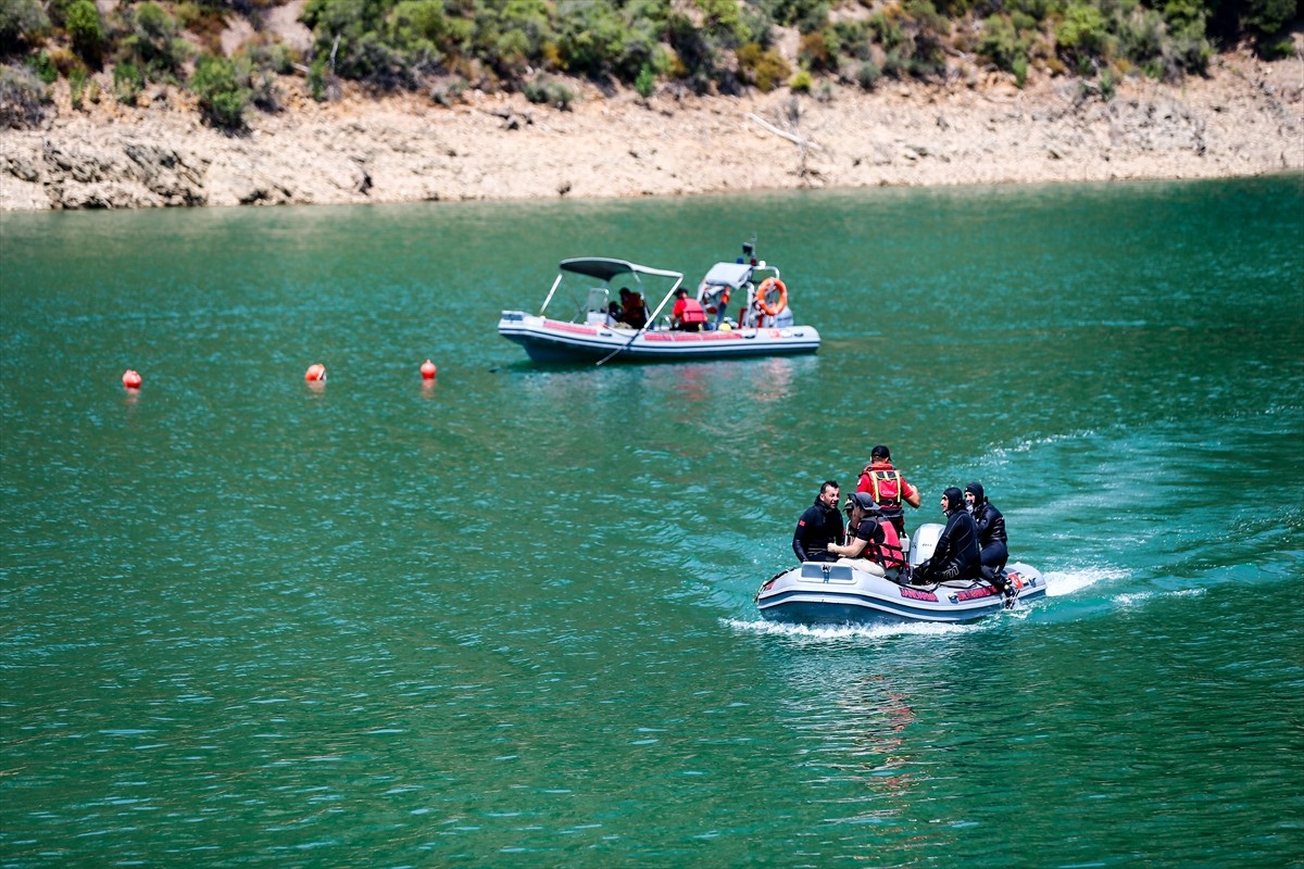 Adana'nın Kozan ilçesinde, 2 Ağustos'ta orman yangınına müdahale ederken baraj gölüne düşen...