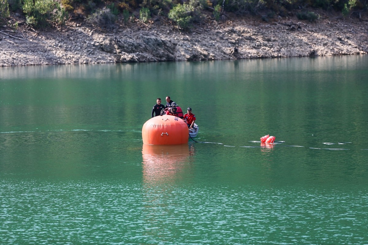 Adana'nın Kozan ilçesinde, 2 Ağustos'ta orman yangınına müdahale ederken baraj gölüne düşen...