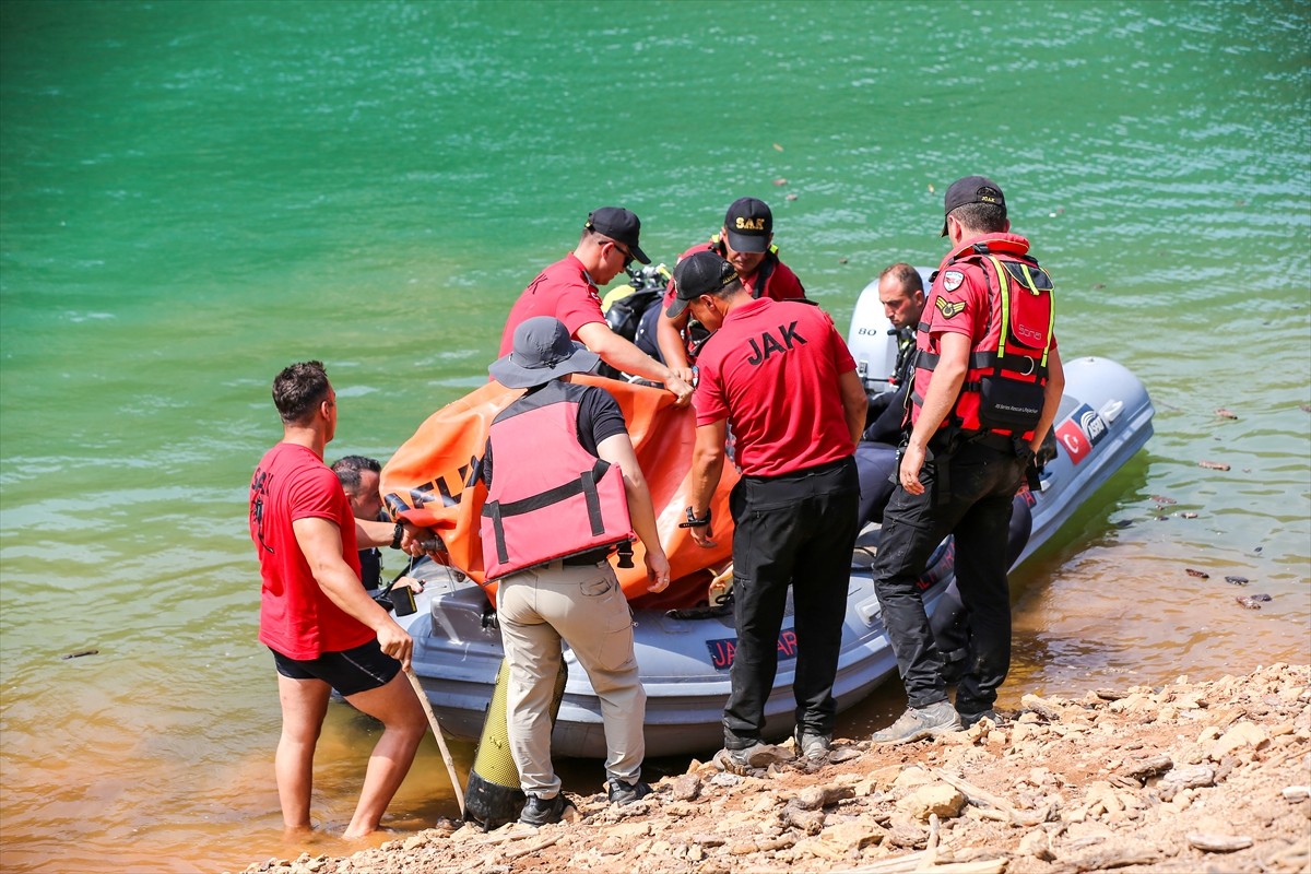 Adana'nın Kozan ilçesinde, 2 Ağustos'ta orman yangınına müdahale ederken baraj gölüne düşen...