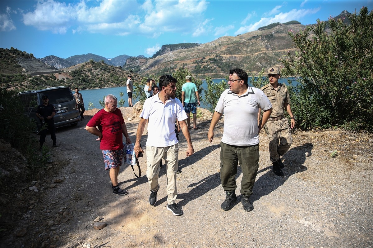 Adana'nın Kozan ilçesinde, dün orman yangınına müdahale eden helikopterin su almaya çalışırken...