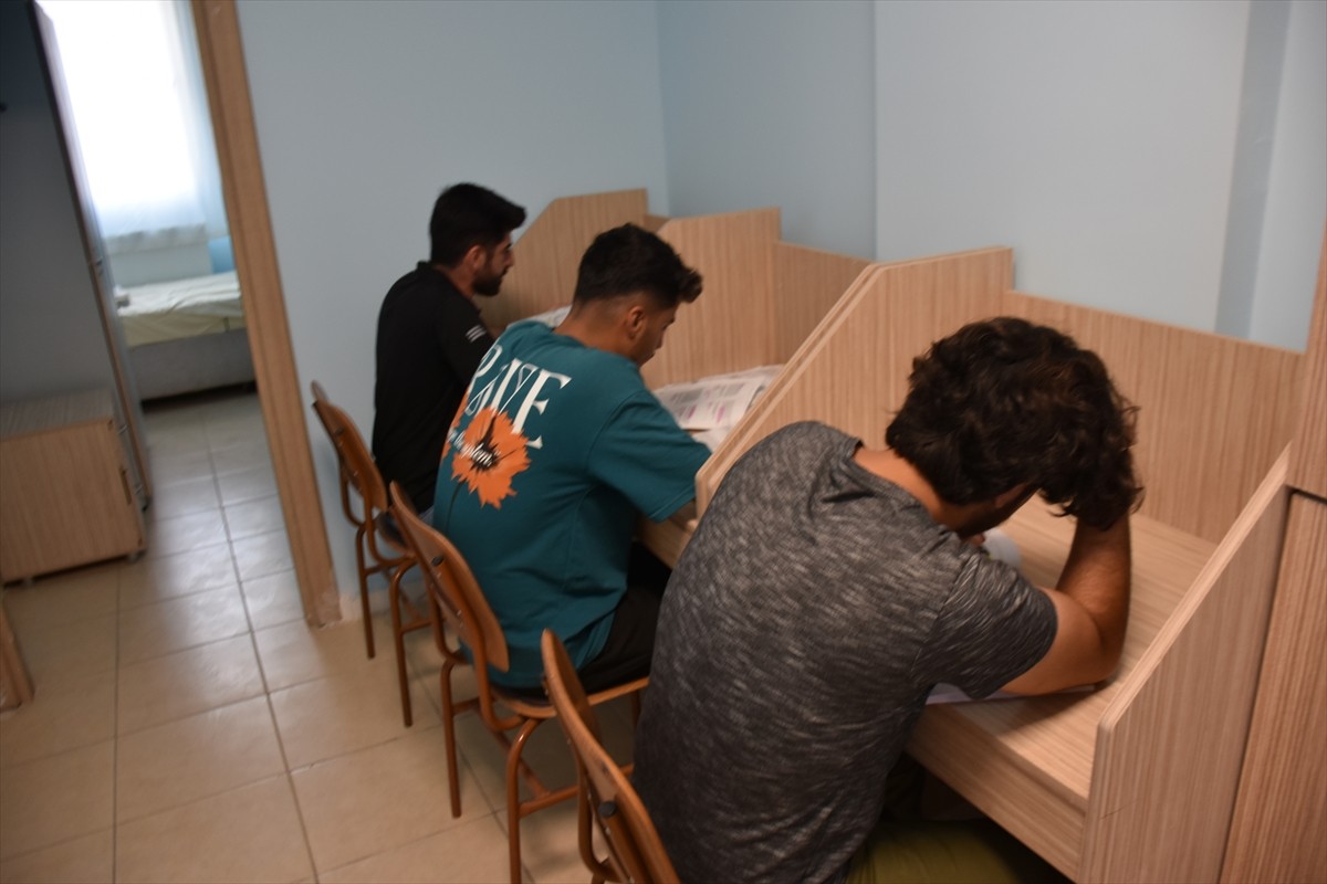 Adıyaman'da 6 Şubat 2023’deki Kahramanmaraş merkezli depremlerde afetzedelere ev sahipliği yapan...