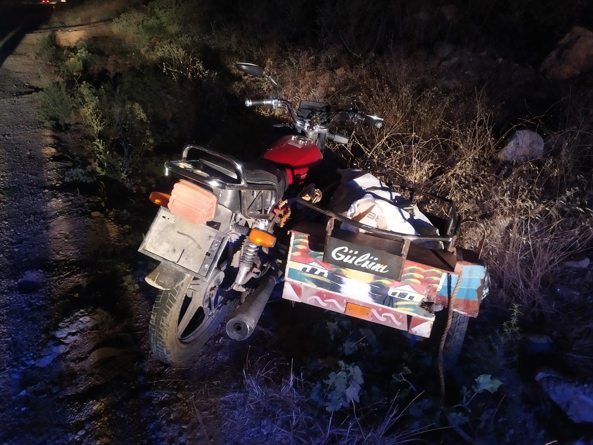 Adıyaman'ın Besni ilçesinde hafif ticari araç ile sepetli motosikletin çarpışması sonucu 1 kişi...