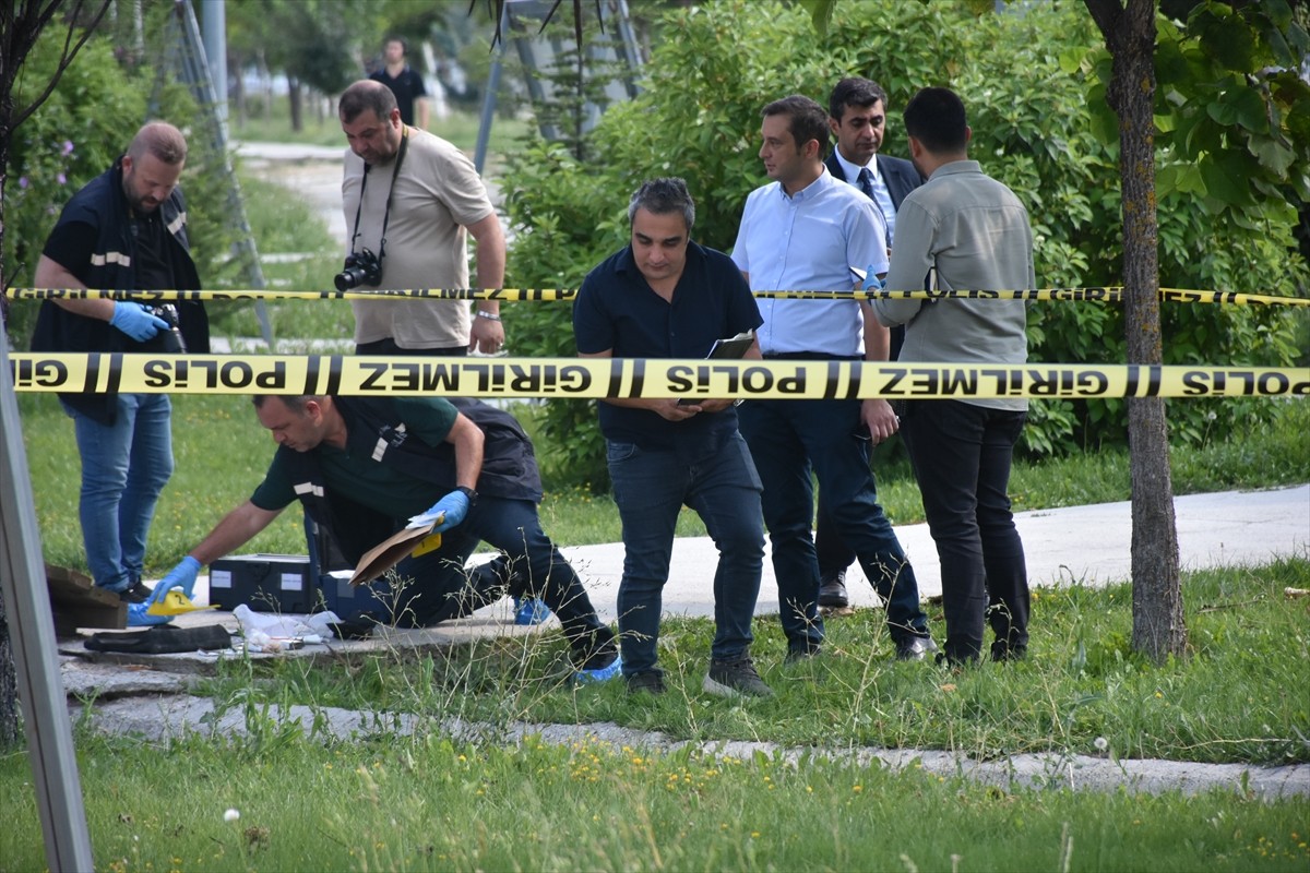 Afyonkarahisar'da bir parkta kavga ettiği kız arkadaşını bıçakla öldüren şüpheli gözaltına...