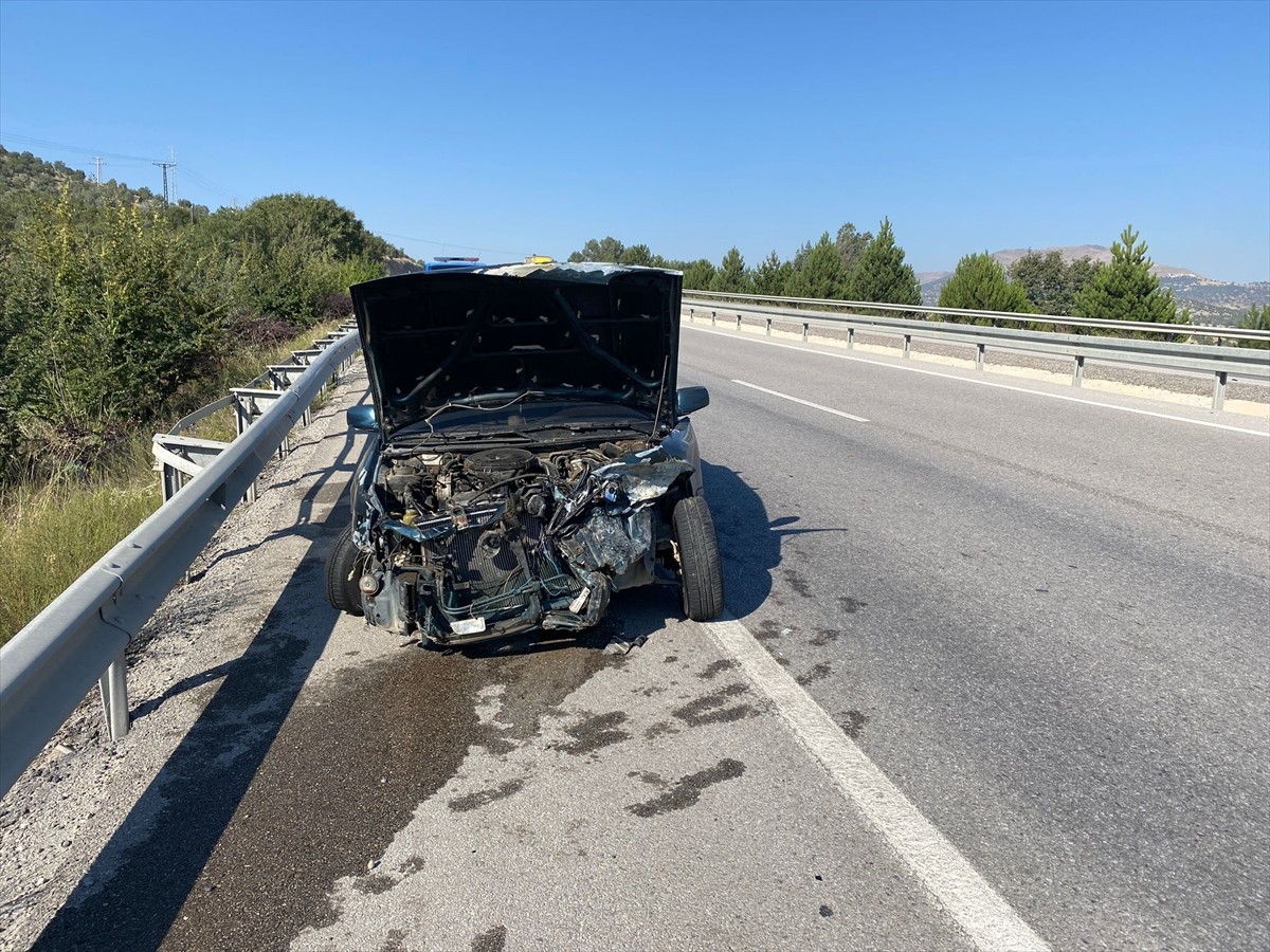 Afyonkarahisar'ın Bayat ilçesinde otomobilin refüje çarpması sonucu 4 kişi yaralandı.