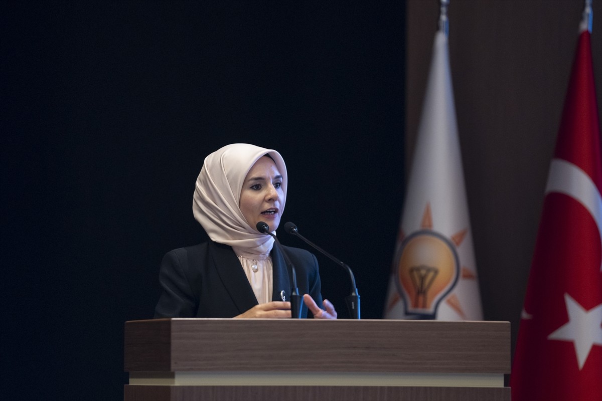 Aile ve Sosyal Hizmetler Bakanı Mahinur Özdemir Göktaş, AK Parti İnsan Hakları Başkanlığınca parti...