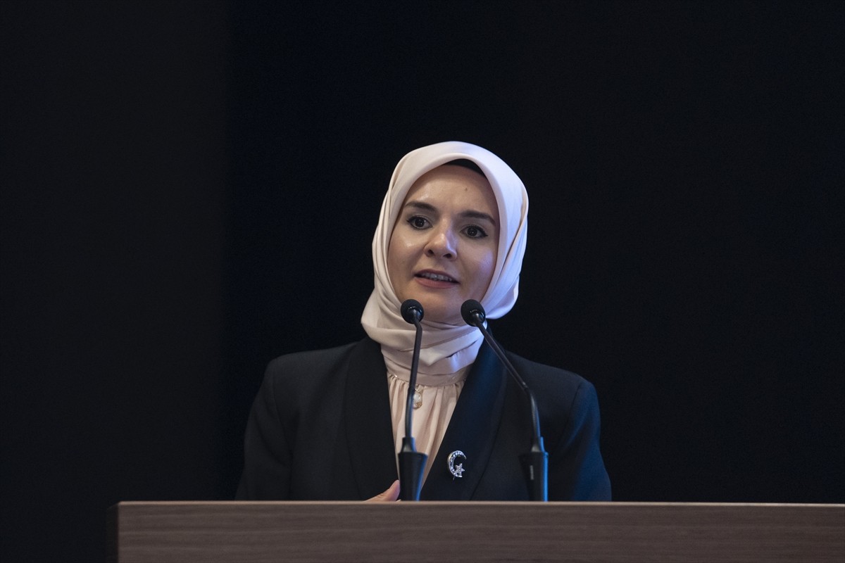 Aile ve Sosyal Hizmetler Bakanı Mahinur Özdemir Göktaş, AK Parti İnsan Hakları Başkanlığınca parti...