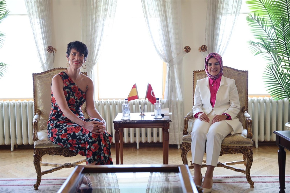 Aile ve Sosyal Hizmetler Bakanı Mahinur Özdemir Göktaş (sağda), Türkiye'de bulunan İspanya...