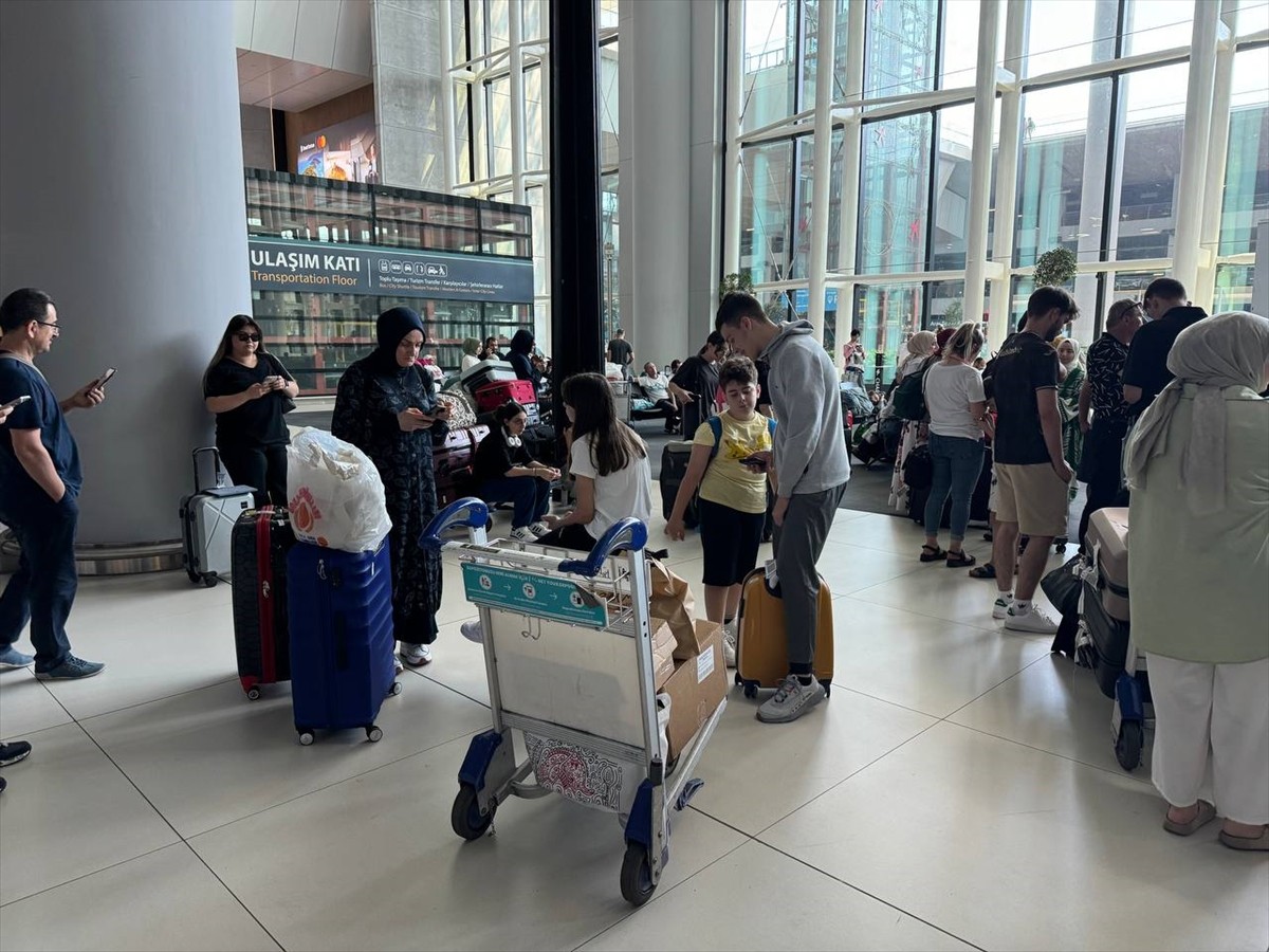 AJet'in Trabzon-Bursa uçuşunu gerçekleştiren uçağı, İstanbul Havalimanı'na acil iniş...