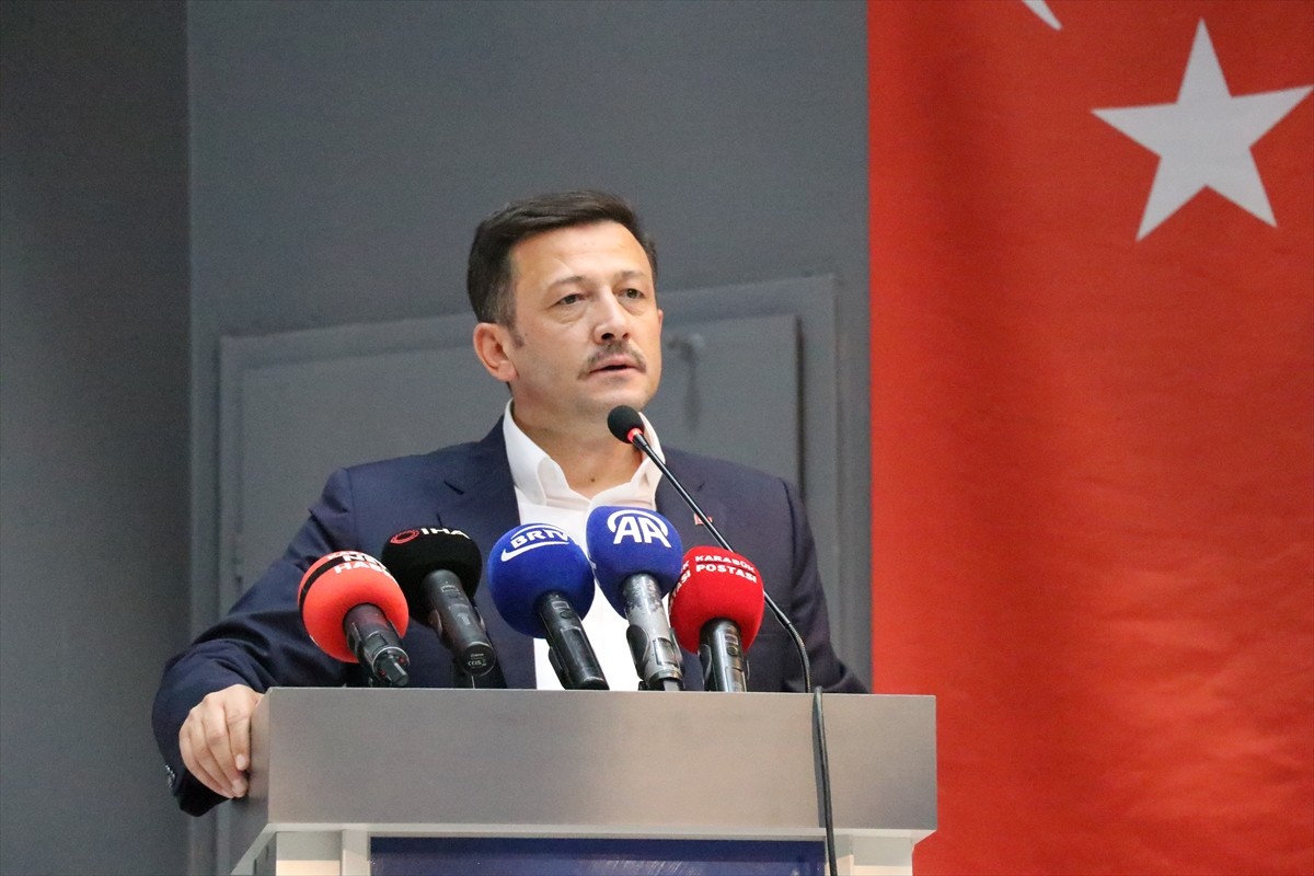 AK Parti Genel Başkan Yardımcısı Hamza Dağ (solda), partisinin Yenişehir Vali Nafiz Kayalı Gençlik...