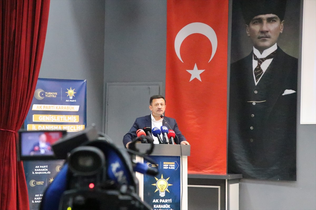 AK Parti Genel Başkan Yardımcısı Hamza Dağ (solda), partisinin Yenişehir Vali Nafiz Kayalı Gençlik...