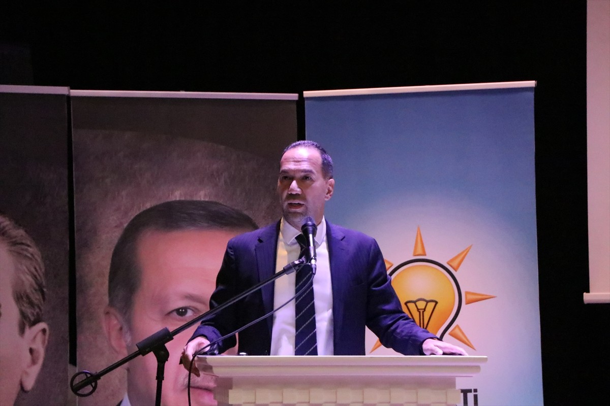 AK Parti Genel Başkan Yardımcısı Hasan Basri Yalçın (sağ 4), Niğde Belediyesi Kültür Merkezi'nde...