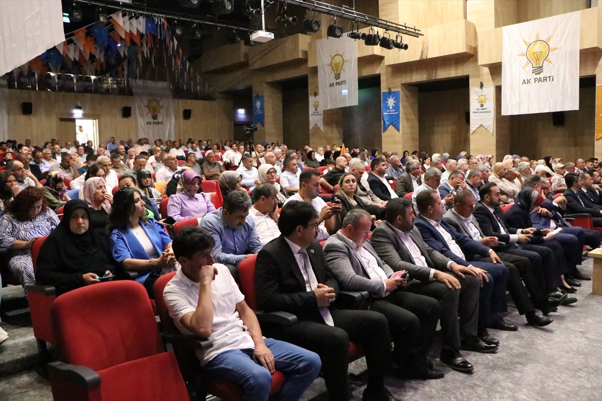 AK Parti Genel Başkan Yardımcısı Hasan Basri Yalçın (sağ 4), Niğde Belediyesi Kültür Merkezi'nde...