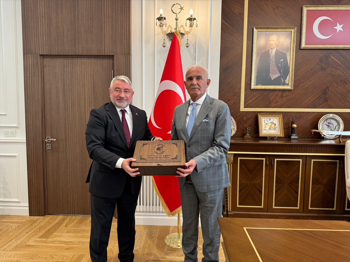 AK Parti Genel Başkan Yardımcısı Yusuf Ziya Yılmaz, Çorum Belediye Başkanı Halil İbrahim Aşgın'ı...