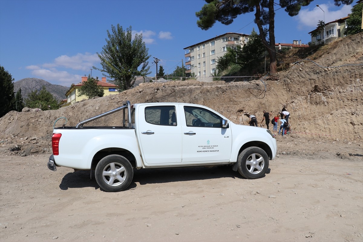 Amasya'da bir inşaatın temel kazısında bulunan Roma dönemine ait 3 mezarda insan kemikleri...