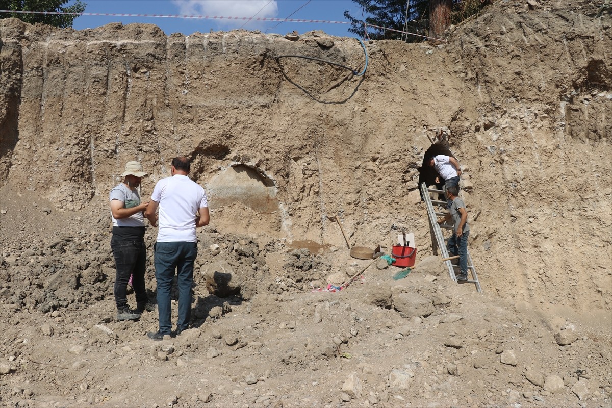 Amasya'da bir inşaatın temel kazısında bulunan Roma dönemine ait 3 mezarda insan kemikleri...