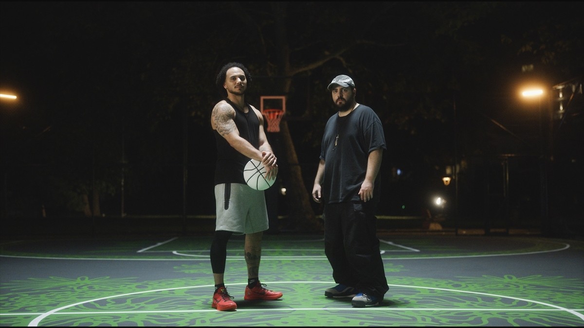 Anadolu Efes oyuncusu Shane Larkin'in (solda) tasarımına katkı verdiği "halı" desenli basketbol...