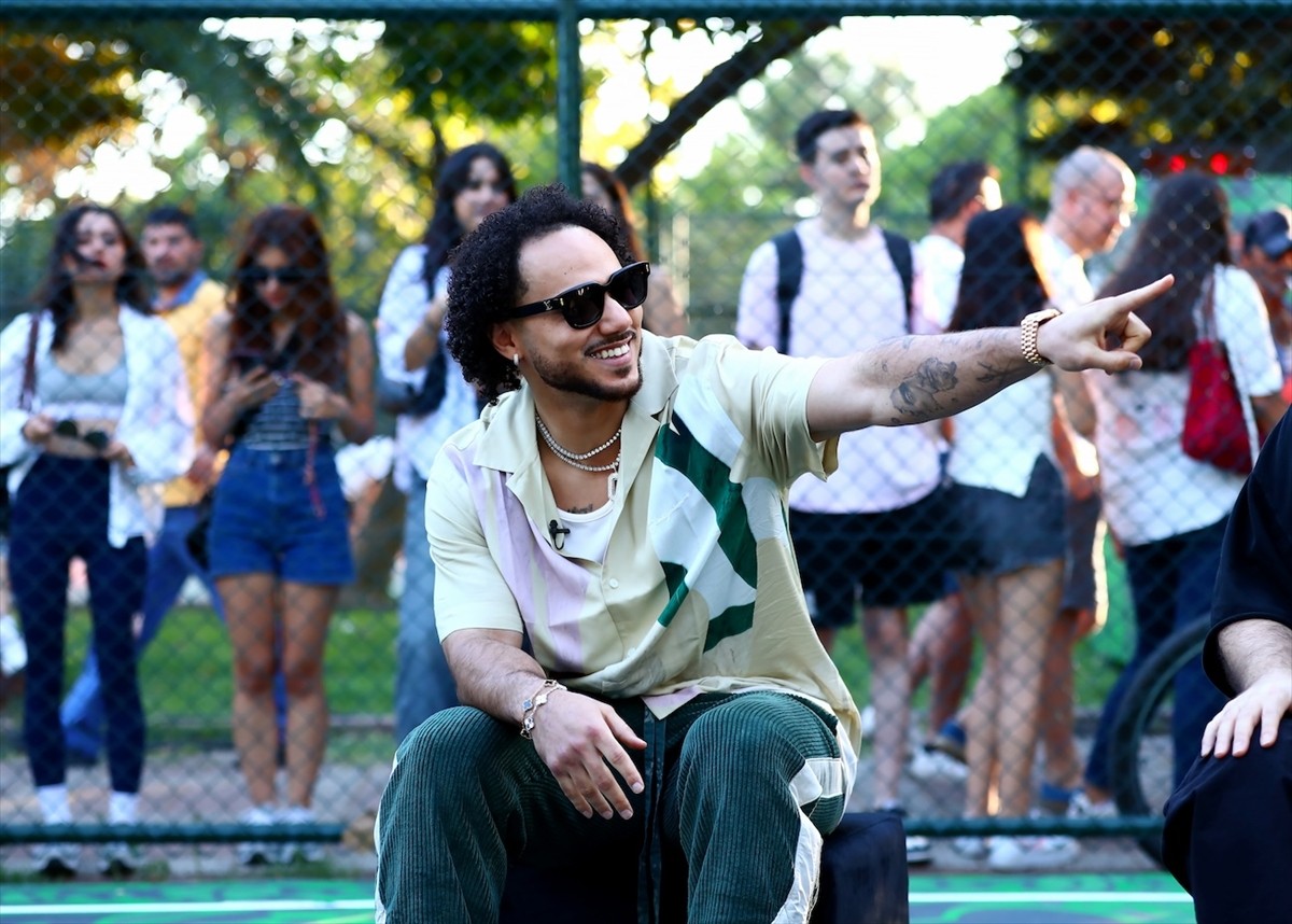 Anadolu Efes oyuncusu Shane Larkin'in (solda) tasarımına katkı verdiği "halı" desenli basketbol...