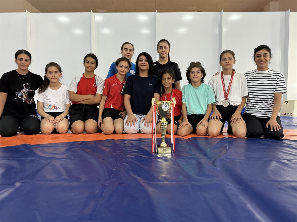 Ankara'da düzenlenen İsmail Demirci U11-U13 Kadınlar Türkiye Güreş Şampiyonası'nda 4 madalya...