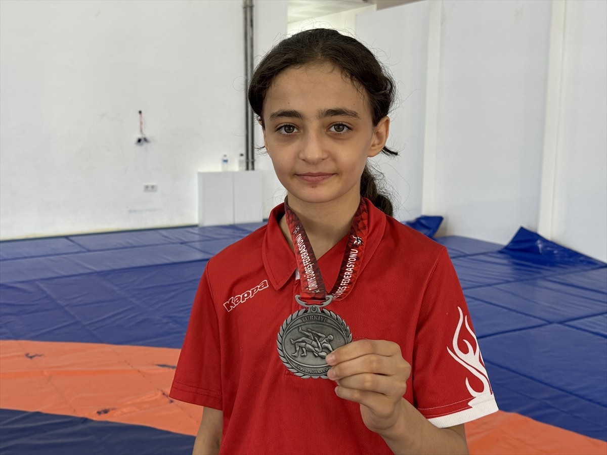Ankara'da düzenlenen İsmail Demirci U11-U13 Kadınlar Türkiye Güreş Şampiyonası'nda 4 madalya...