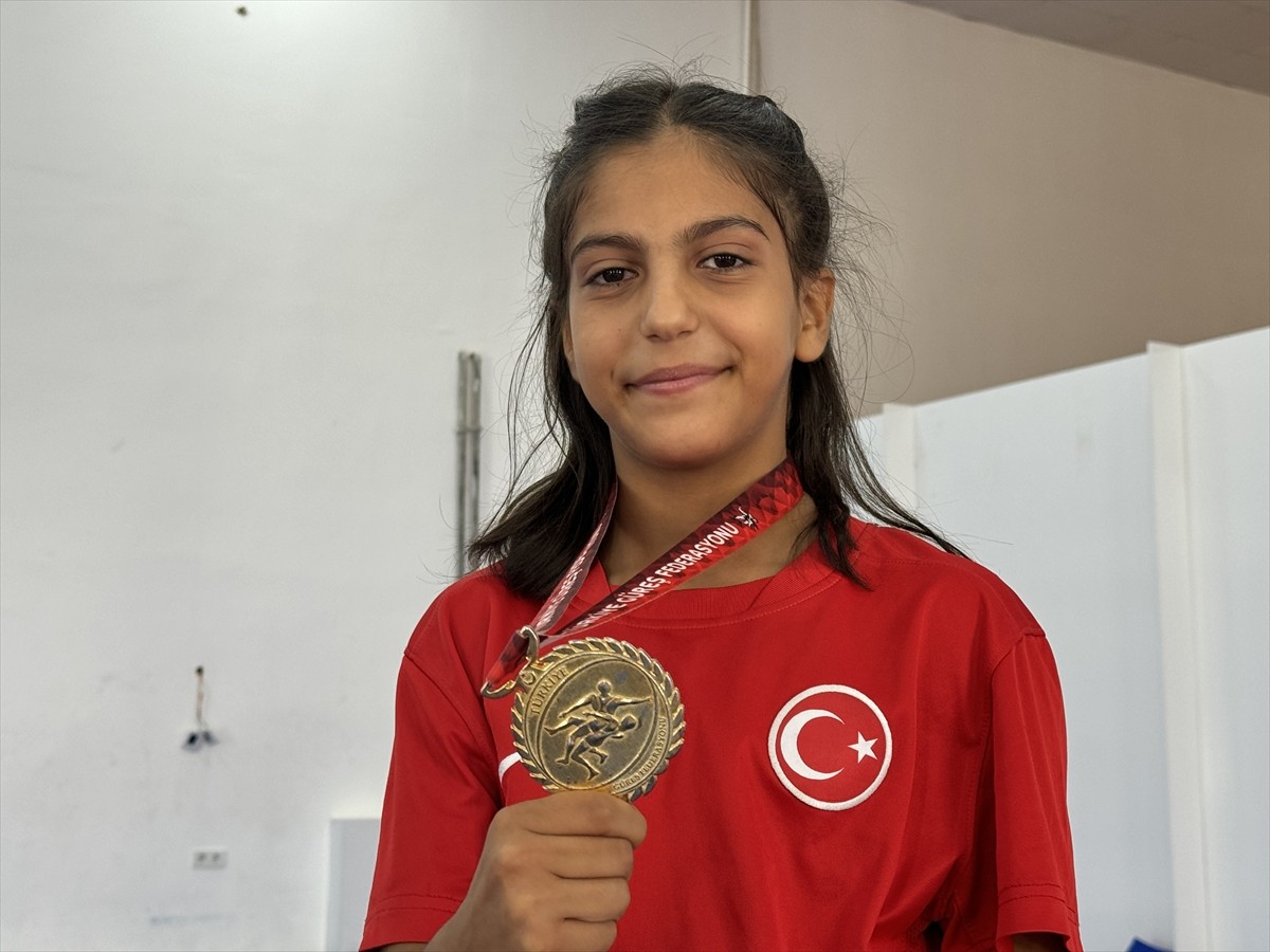 Ankara'da düzenlenen İsmail Demirci U11-U13 Kadınlar Türkiye Güreş Şampiyonası'nda 4 madalya...