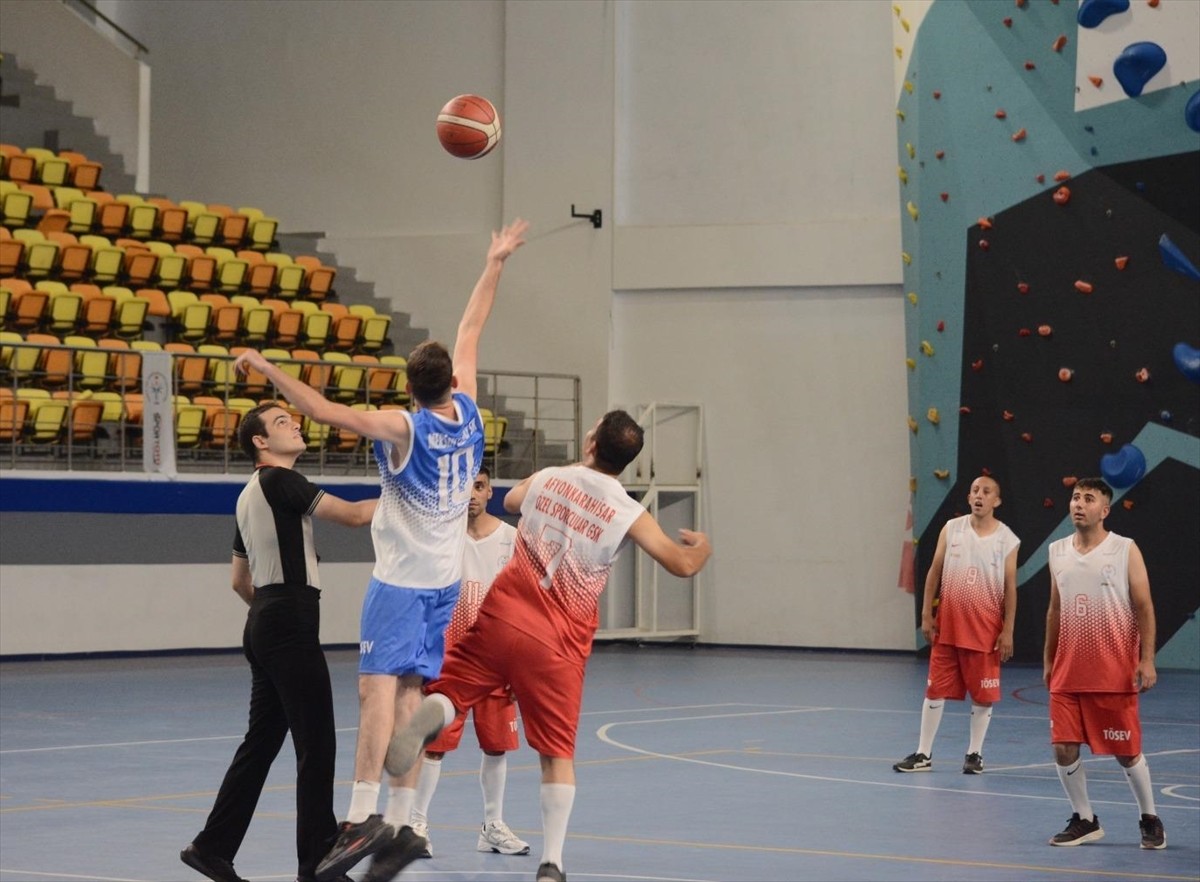 Ankara'da düzenlenen Özel Sporcular Basketbol Türkiye Şampiyonası'nda otizm-mental kategorisinde...