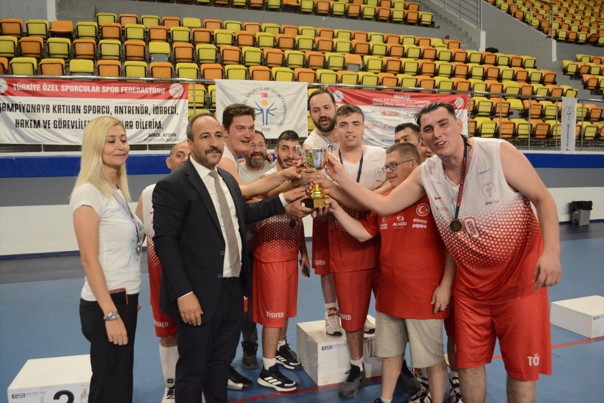 Ankara'da düzenlenen Özel Sporcular Basketbol Türkiye Şampiyonası'nda otizm-mental kategorisinde...