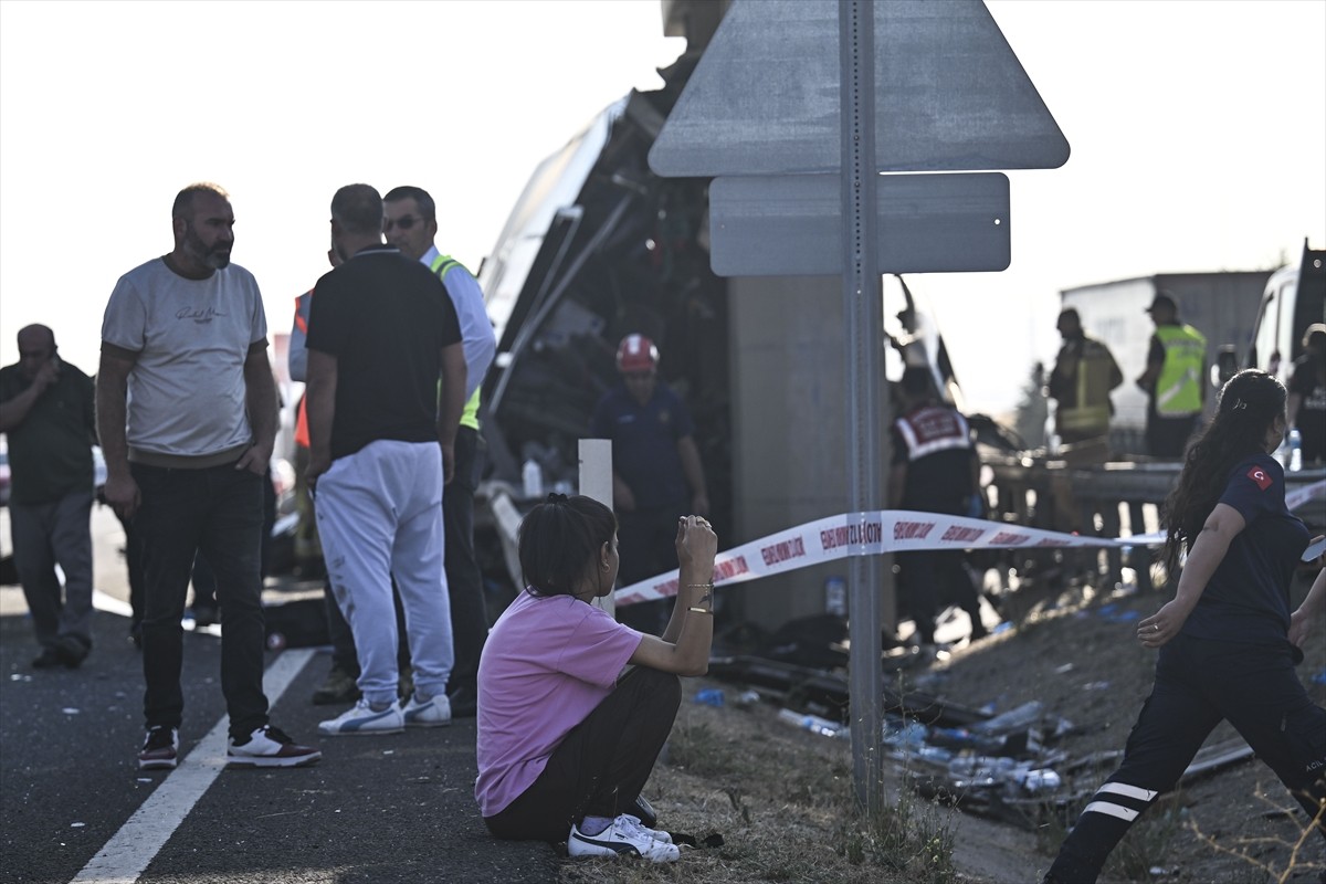 Ankara'nın Polatlı ilçesi yakınlarında yolcu otobüsünün köprü ayağına çarpması sonucu ilk...