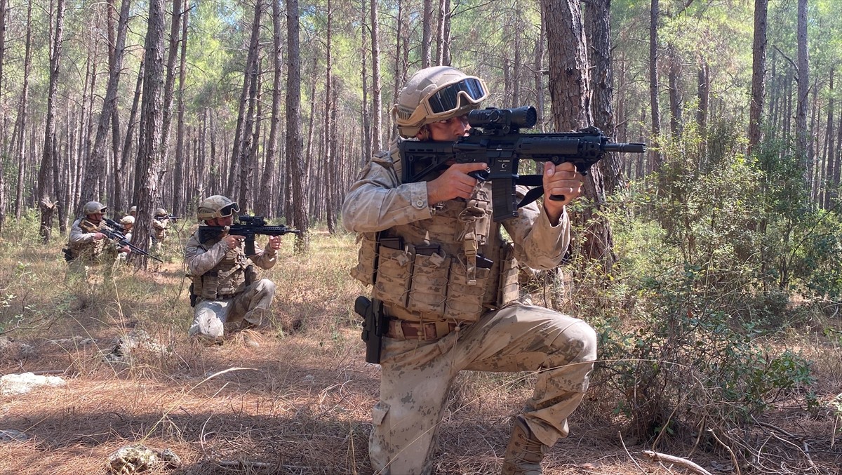 Antalya'da, Aksu İlçe Jandarma Komutanlığına bağlı asayiş ve komando timleri, orman yangınlarının...