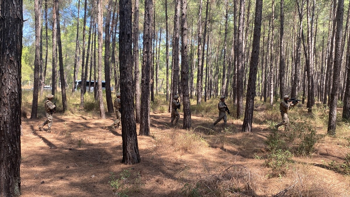 Antalya'da, Aksu İlçe Jandarma Komutanlığına bağlı asayiş ve komando timleri, orman yangınlarının...