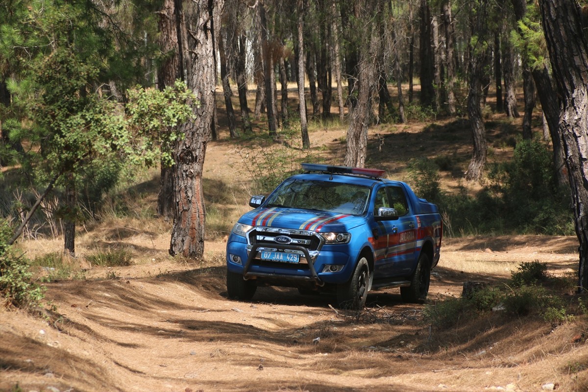 Antalya'da, Aksu İlçe Jandarma Komutanlığına bağlı asayiş ve komando timleri, orman yangınlarının...